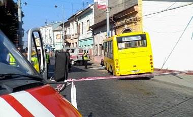 В Черновцах маршрутка сбила пешехода и врезалась в дом