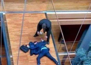 Депутата Европарламента после бурных дебатов увезли с травмой головы