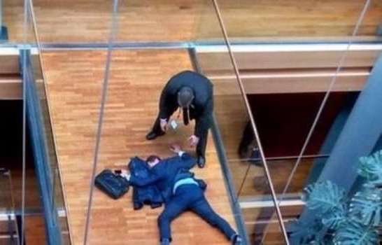 Депутата Европарламента после бурных дебатов увезли с травмой головы
