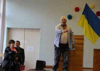 Депутата Николая Балана во время сессии райсовета выбросили в мусорный бак