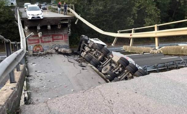 В Италии обрушилась дорожная эстакада: видео