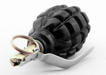 Пьяный мужчина бросил взрывчатку в группу людей