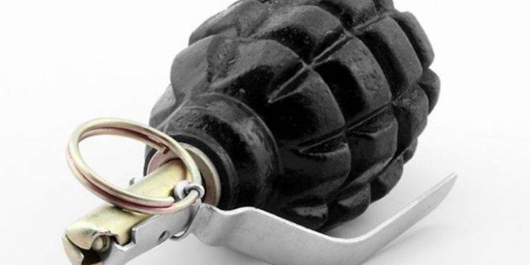 Пьяный мужчина бросил взрывчатку в группу людей