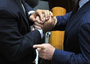 Гройсман хочет вывести «на свет» зарплаты депутатов