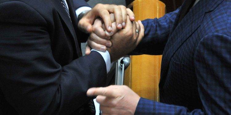 Гройсман хочет вывести «на свет» зарплаты депутатов