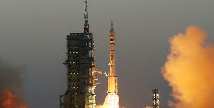 Китай запустил корабль с космонавтами на борту