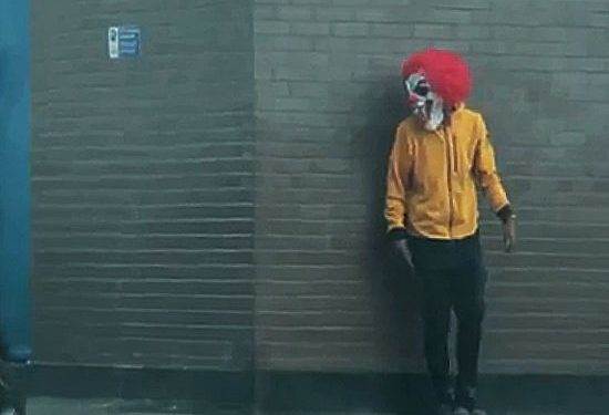 В Швеции «клоун» напал с ножом на юношу