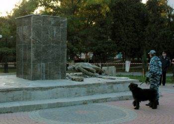 В Крыму свалили памятник Ленину