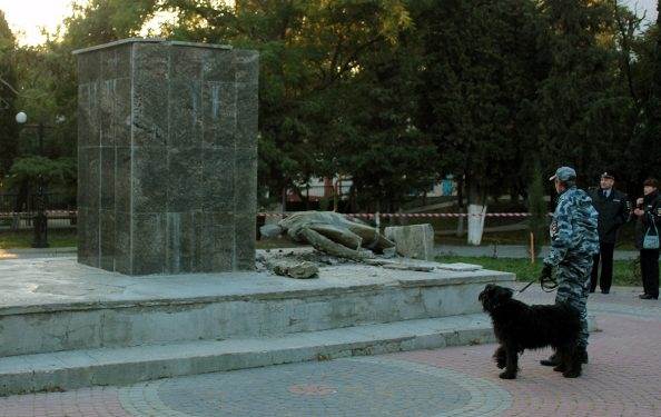 В Крыму свалили памятник Ленину