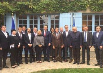 Лидеры фракций ВР собрались на переговоры в замке возле Парижа