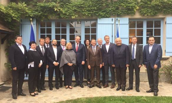 Лидеры фракций ВР собрались на переговоры в замке возле Парижа