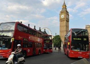 В Лондоне двухэтажный автобус въехал в перекрытие моста, есть пострадавшие