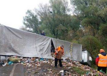 В Ровенской области перевернулся грузовик с мусором из Львова