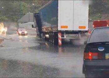 Во Львове фура ушла под землю