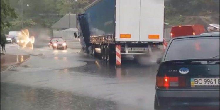 Во Львове фура ушла под землю