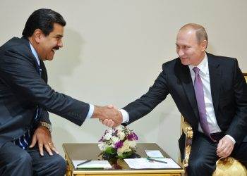 Мадуро пообещал вручить президенту России премию мира имени Чавеса