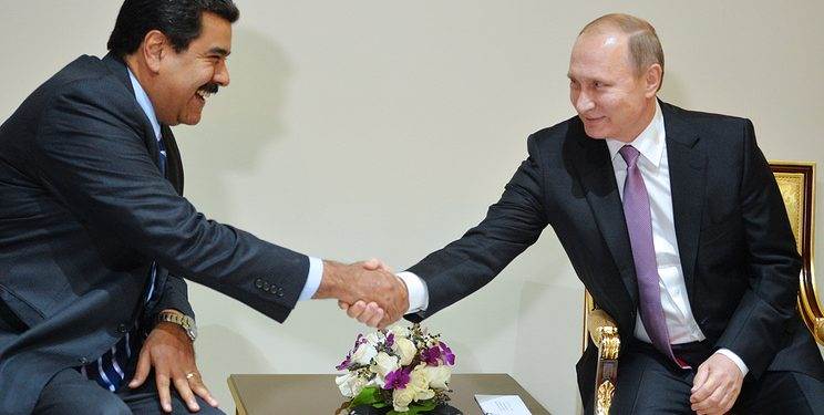 Мадуро пообещал вручить президенту России премию мира имени Чавеса