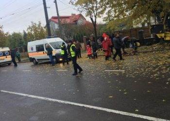 Во Львове маршрутка врезалась в дерево