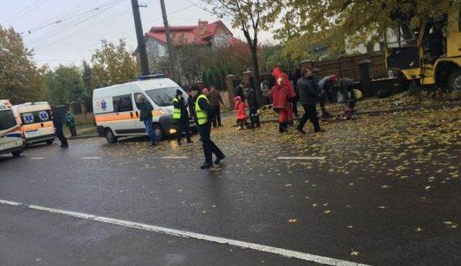 Во Львове маршрутка врезалась в дерево