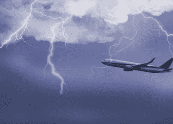 Молния прожгла нос авиалайнера, летевшего из Мюнхена в Москву