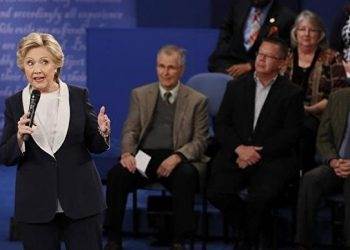 Муха на брови Хиллари Клинтон стала звездой социальных сетей