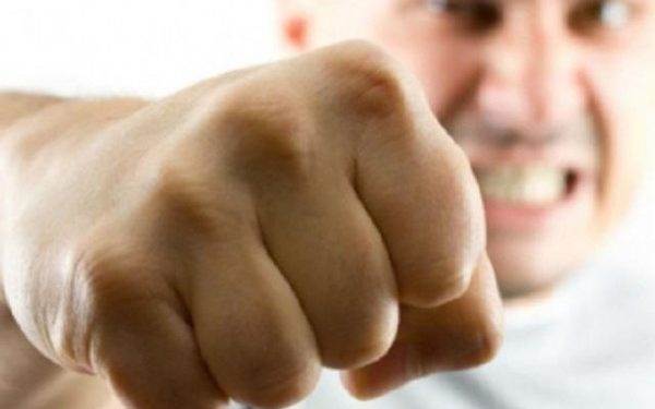 Охранники АТБ избили посетителя, появилось видео