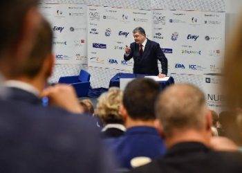 Президент требует, чтобы зарплаты выросли минимум на 30%