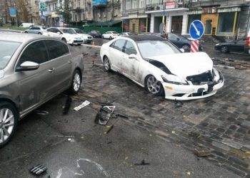 В Киеве водитель разбил памятник герою Небесной сотни