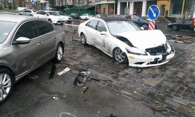 В Киеве водитель разбил памятник герою Небесной сотни