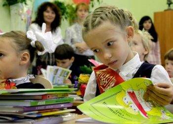 Скандал в Мариуполе: украинские школьники учат стихи во славу РФ