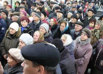 В Виннице несколько сотен людей пикетировали городской совет