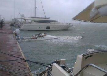 У Морвокзала в Одессе во время шторма затонула частная яхта