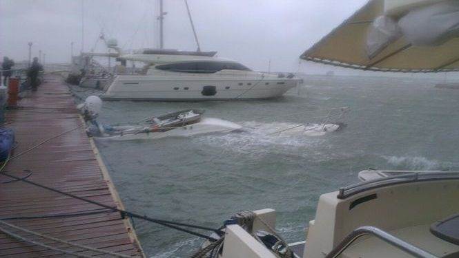 У Морвокзала в Одессе во время шторма затонула частная яхта