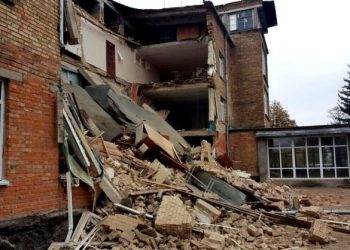 Обвал капитальной стены случился в школе в Василькове