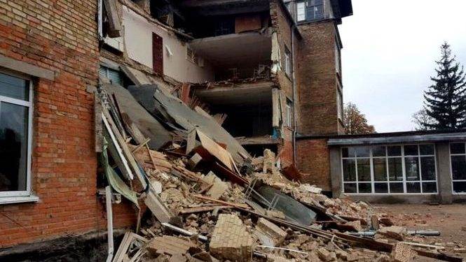 Обвал капитальной стены случился в школе в Василькове