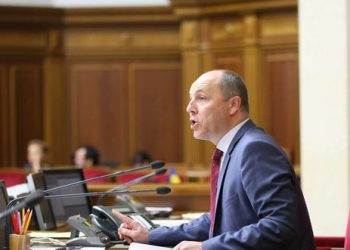 ВР вдвое увеличила зарплаты депутатов