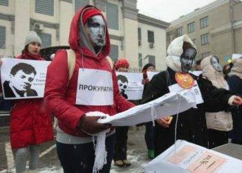 Возле здания посольства РФ в Киеве устроили "театр абсурда"