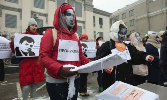 Возле здания посольства РФ в Киеве устроили "театр абсурда"