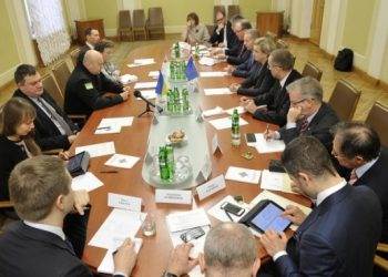 Турчинов объяснил евродепутатам, почему нельзя ослаблять санкции против России