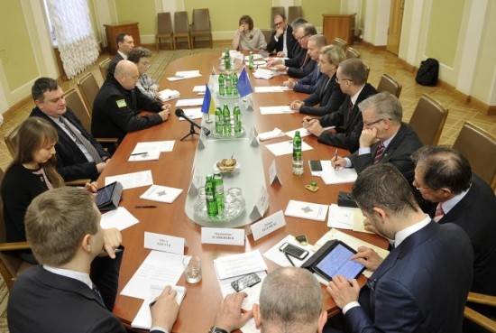 Турчинов объяснил евродепутатам, почему нельзя ослаблять санкции против России