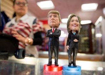 В штабе Хиллари Клинтон считают, что ФБР "играет" на стороне Дональда Трампа