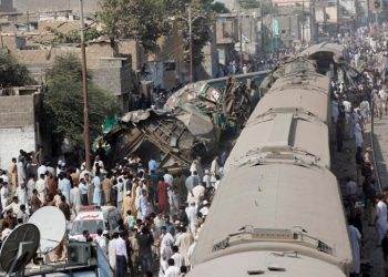 В ж/д катастрофе в Пакистане погибли 20 человек