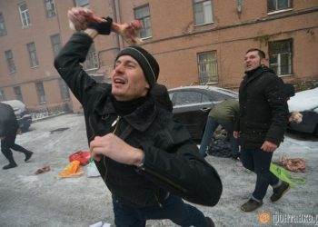 В Санкт-Петербурге забросали костями консульство Украины, - опубликовано видео