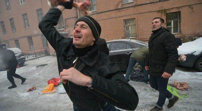 В Санкт-Петербурге забросали костями консульство Украины, - опубликовано видео