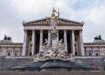 В Австрии горело здание парламента, - пресса