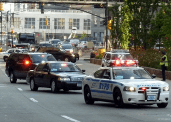 В США в масштабную аварию попал автомобиль из кортежа Байдена