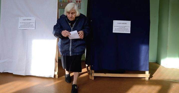 На выборах в Болгарии лидирует социалист Радев