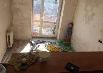 Трехлетнего ребенка держали в углу и кормили как собаку