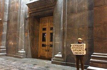 Адвокат Марк Фейгин пикетирует под ФСБ