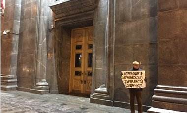 Адвокат Марк Фейгин пикетирует под ФСБ